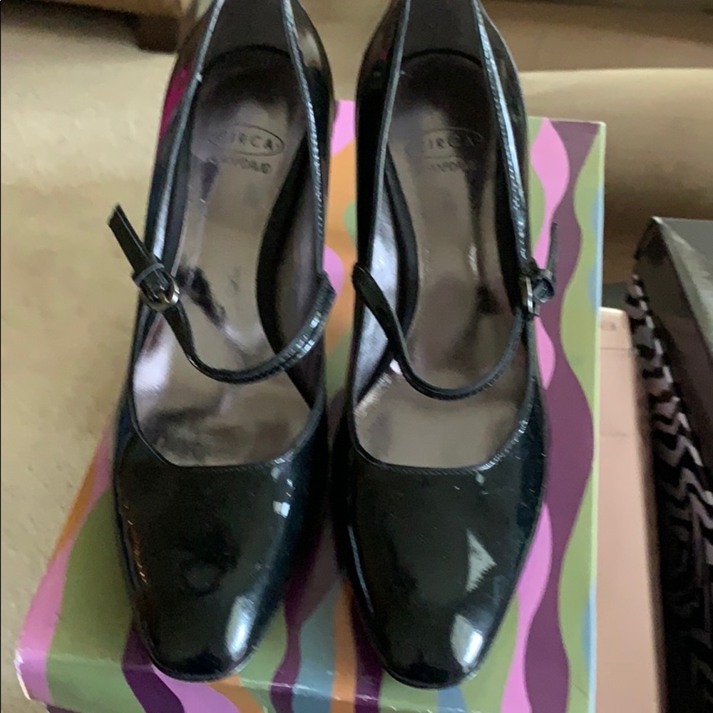 Black patent Joan & David pump S6.5